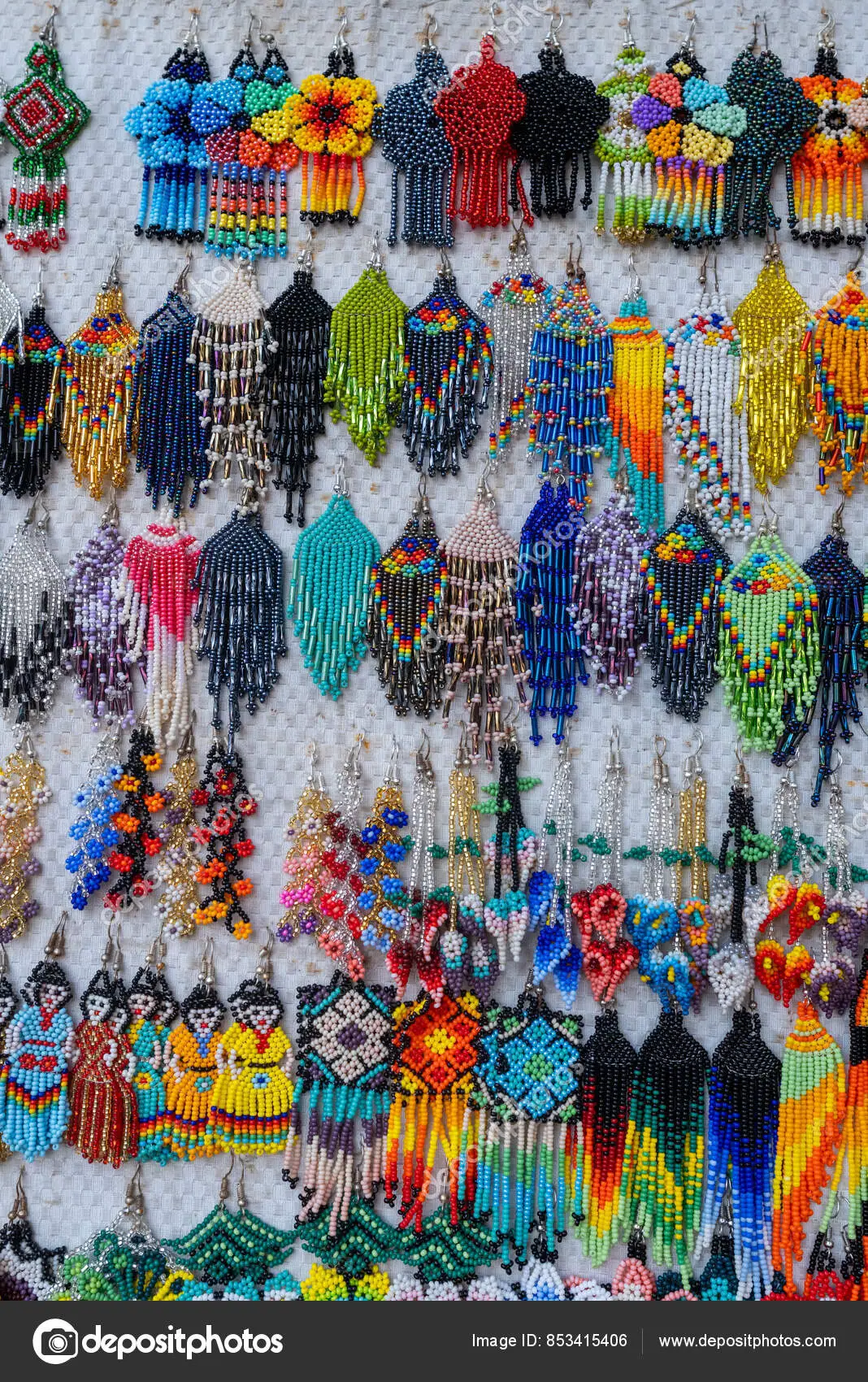 Aretes con distintas formas y colores hechas en zamora