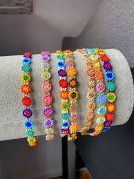 Pulceras hechas a mano de diferentes colores y formas